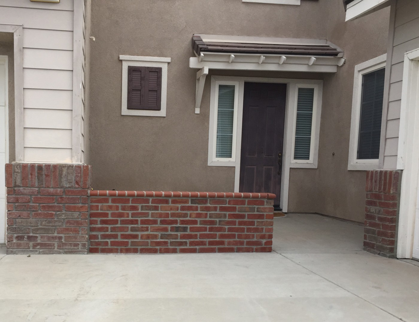 Brick faced wall in front courtyard in Temecula McCabe's Landscape Construction