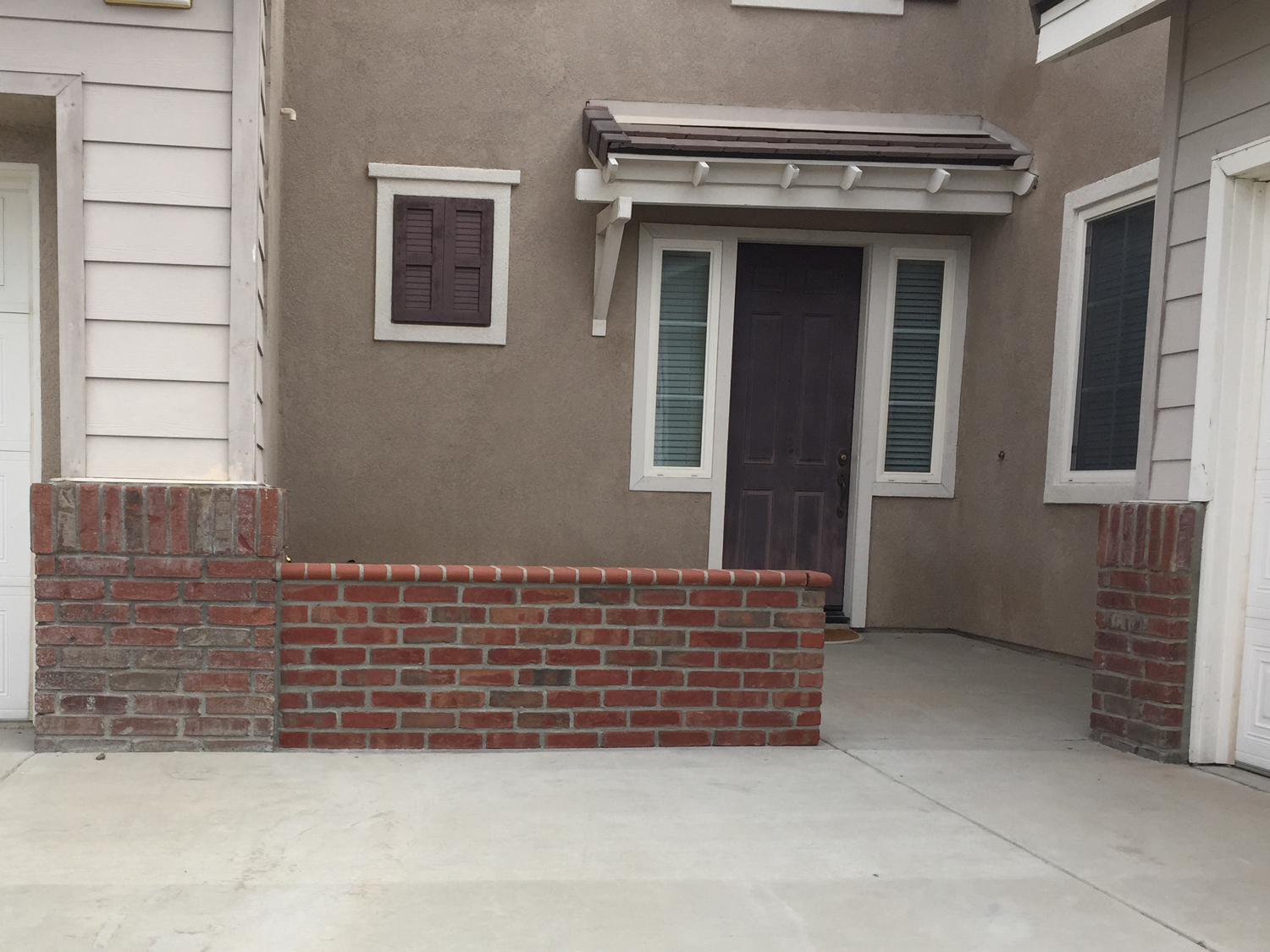 Brick faced wall in front courtyard in Temecula McCabe's Landscape Construction