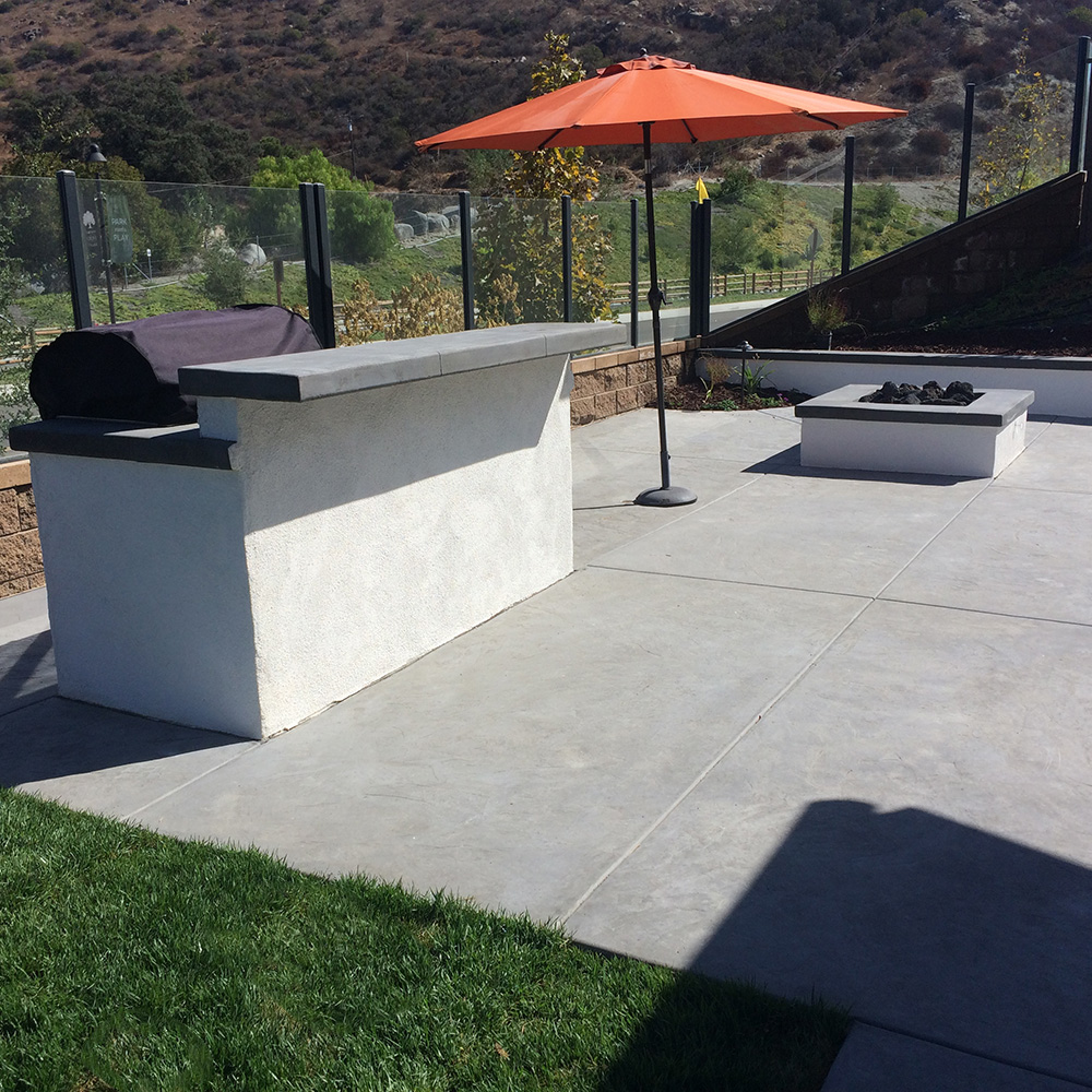 BBQ with stucco finish and two level counter