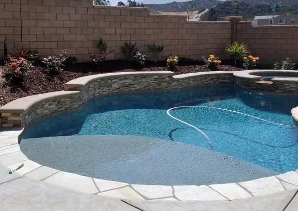 Swimming pool with reef step